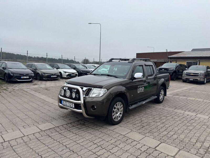 Brun Begagnad 2015 Nissan Navara Pickup | 99 900 kr (Marknadspris) - Bild 1/4