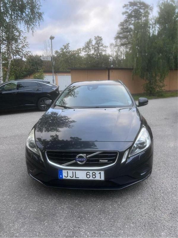 Grå Begagnad 2013 Volvo V60 R-Design Kombi | 130 000 kr (Marknadspris) - Bild 1/4
