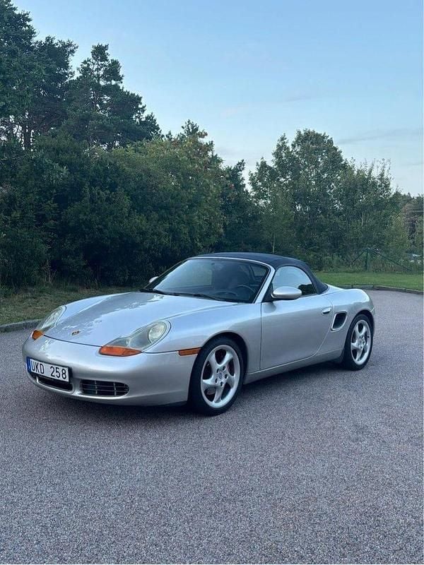 Silver Begagnad 2002 Porsche Boxster S Cab | 150 000 kr (Superpris) - Bild 1/4
