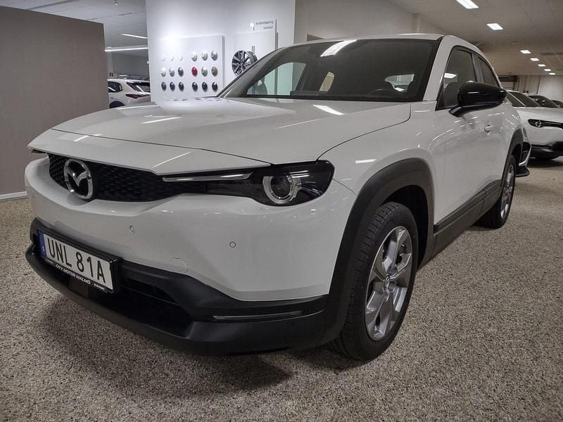 Vit Begagnad 2022 Mazda MX30 SUV | 159 900 kr (Marknadspris) - Bild 1/4