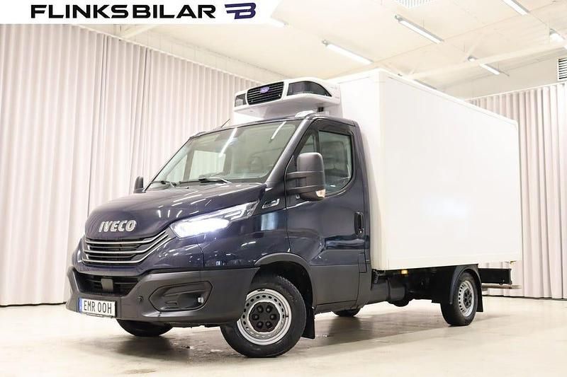 Mörkblå (blå) Begagnad 2023 Iveco Daily Van | 379 700 kr (Superpris) - Bild 1/4