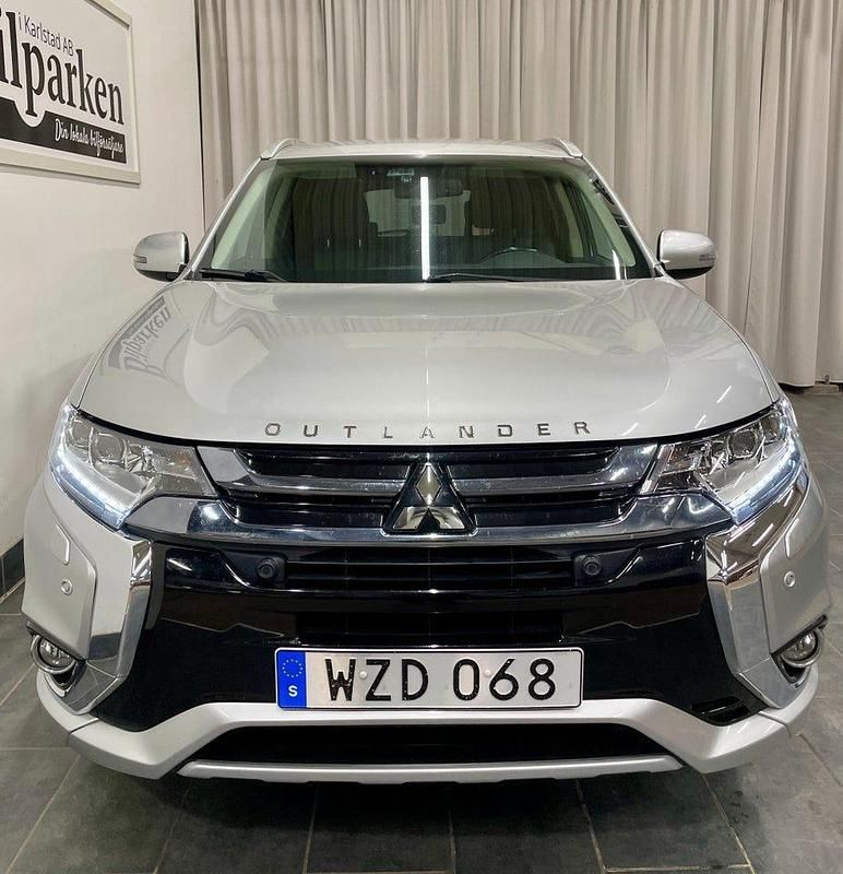 Begagnad Mitsubishi Outlander Comfort Edition 203 HK (149 kW) 2018 Silver SUV