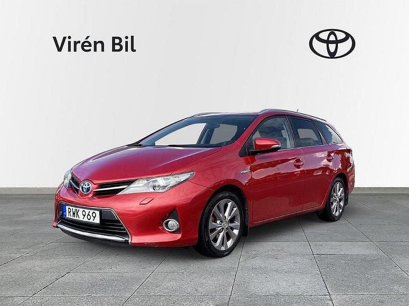 Mörkröd Begagnad 2014 Toyota Auris Touring Sports Edition Kombi | 154 000 kr (Marknadspris) - Bild 1/4