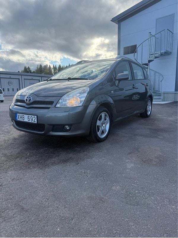 Grå Begagnad 2005 Toyota Corolla Verso Minibuss | 43 000 kr (Marknadspris) - Bild 1/4
