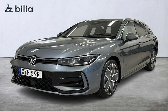 Mörkgrå (diabase grey metallic) Ny 2025 VW Passat R-line Edition Kombi | 539 800 kr (Superpris) - Bild 1/4