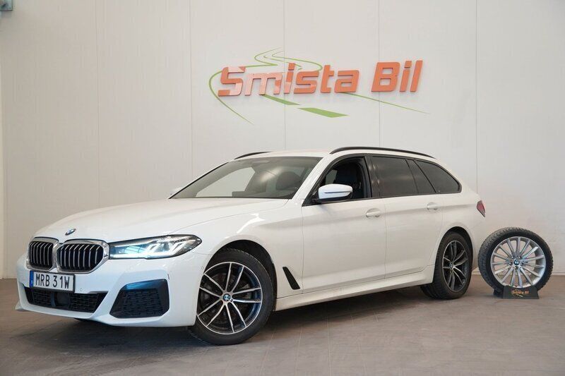 Vit Begagnad 2020 BMW 520 M Sport Kombi | 334 900 kr (Lite dyr) - Bild 1/4