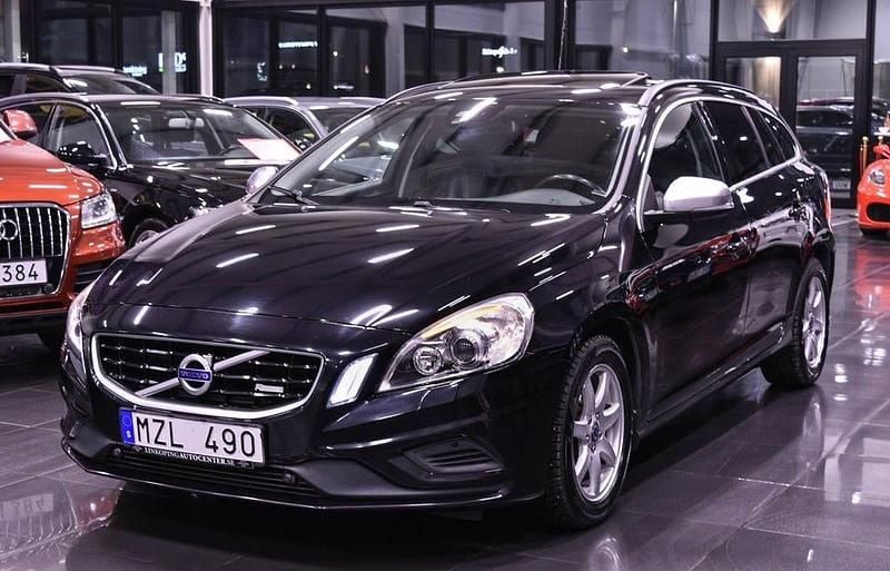 Svart Begagnad 2012 Volvo V60 R-Design Kombi | 119 900 kr (Marknadspris) - Bild 1/4