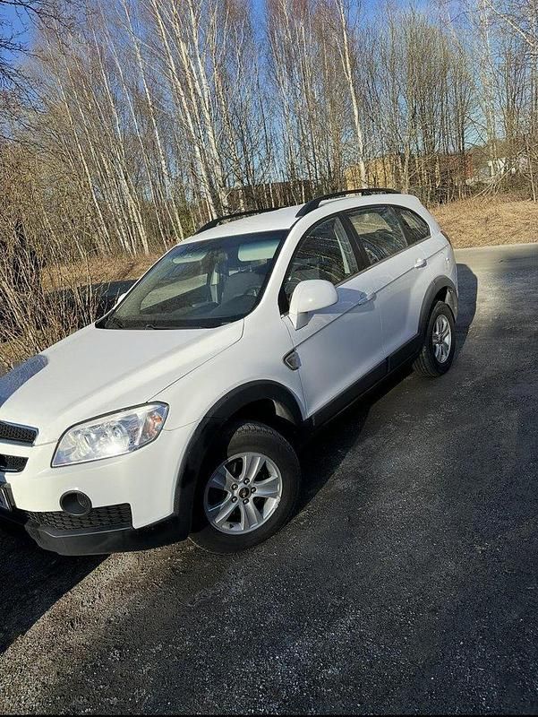 Vit Begagnad 2010 Chevrolet Captiva SUV | 48 000 kr (Marknadspris) - Bild 1/3