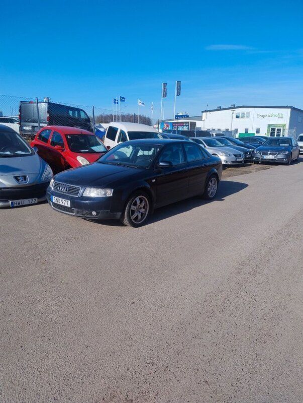 Mörkblå Begagnad 2001 Audi A4 Sedan | 22 900 kr - Bild 1/4