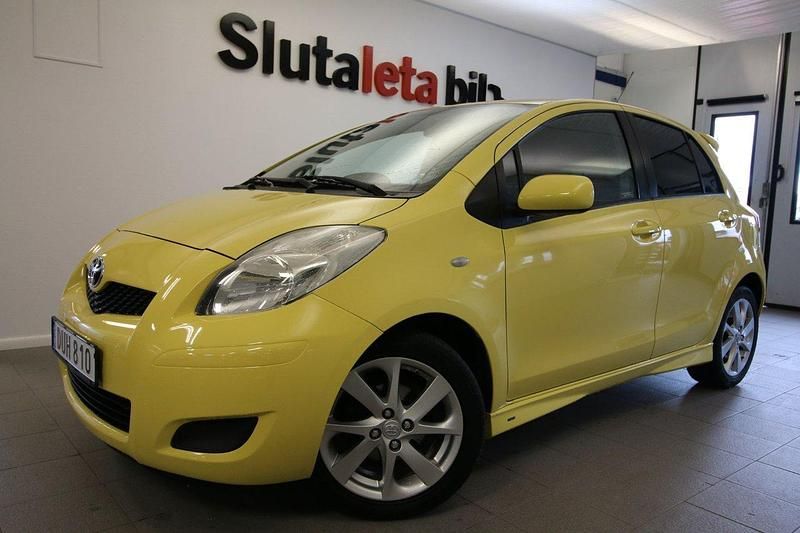 Ljusgul Begagnad 2009 Toyota Yaris Halvkombi | 64 900 kr (Dyr) - Bild 1/4