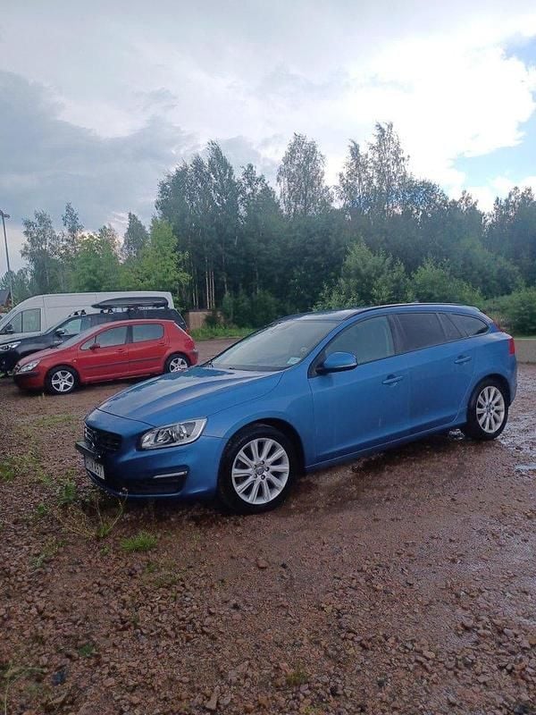 Blå Begagnad 2016 Volvo V60 Kinetic Kombi | 98 000 kr (Bra pris) - Bild 1/2