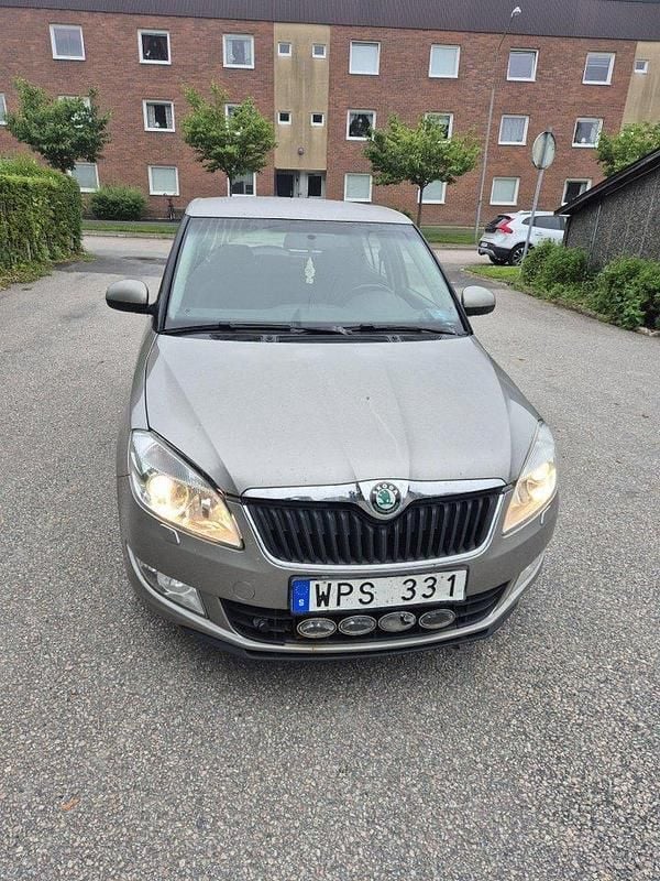 Brun Begagnad 2012 Skoda Fabia Elegance Halvkombi | 20 000 kr (Bra pris) - Bild 1/4