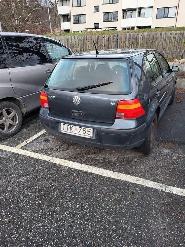 Grå Begagnad 2003 VW Golf IV Basis Halvkombi | 4 000 kr (Superpris) - Bild 1/4