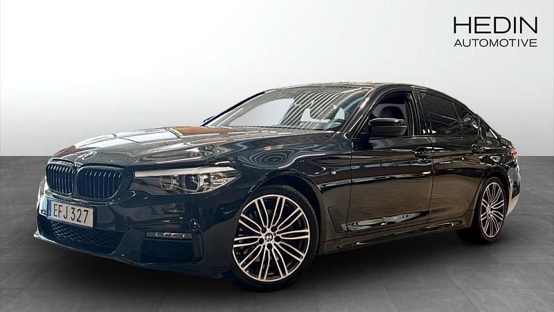 Svart (black) Begagnad 2018 BMW 520 M Sport Sedan | 289 900 kr (Marknadspris) - Bild 1/4