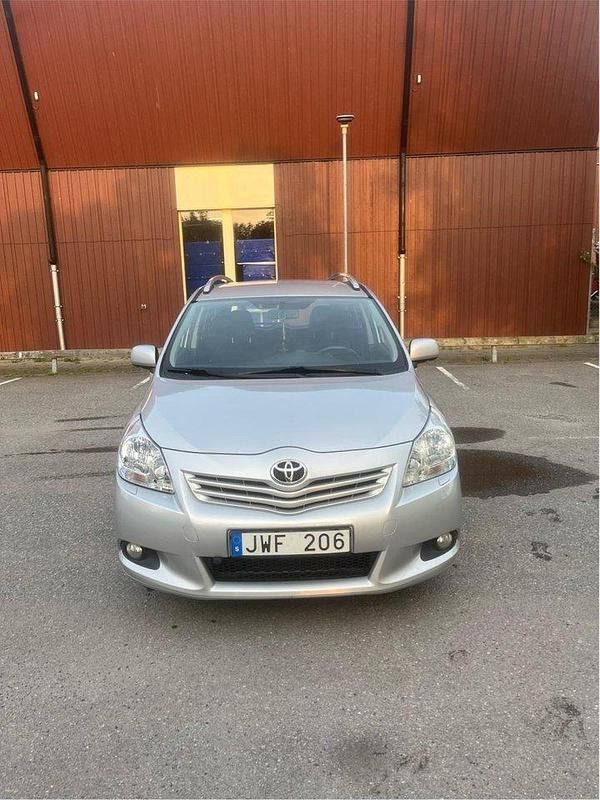 Silver Begagnad 2009 Toyota Verso Minibuss | 75 000 kr (Marknadspris) - Bild 1/4