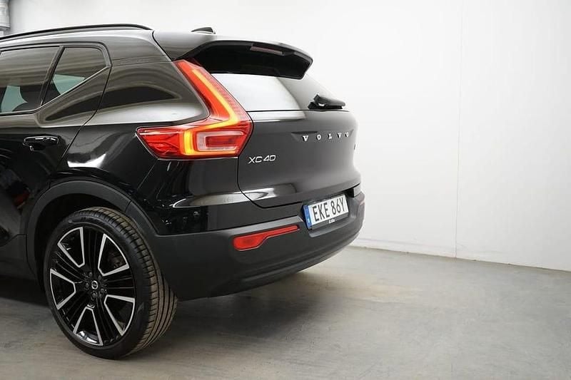 Begagnad Volvo XC40 R-Design 214 HK (157 kW) 2022 Svart SUV