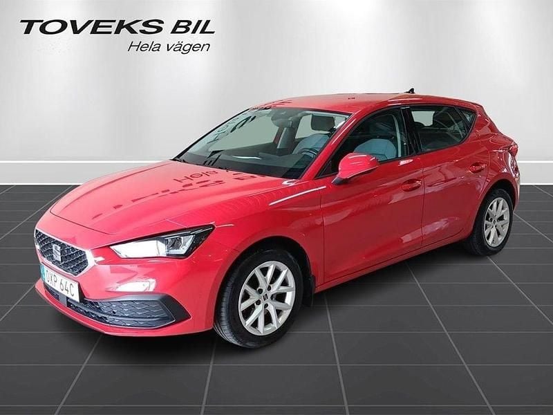 Röd (pure red) Begagnad 2022 Seat Leon Style Kombi | 199 900 kr (Marknadspris) - Bild 1/4