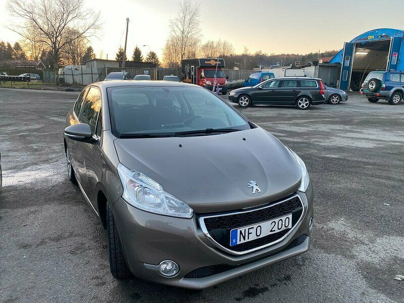 Mörkgrå Begagnad 2012 Peugeot 208 Halvkombi | 61 000 kr (Marknadspris) - Bild 1/4