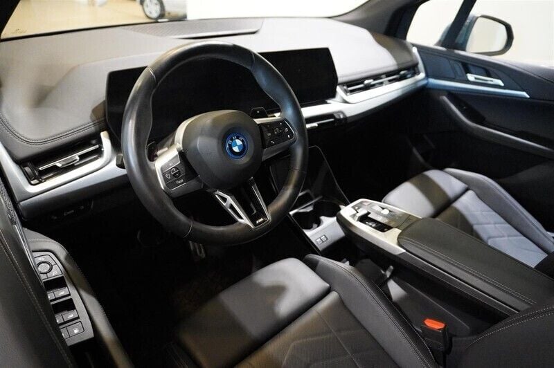 Begagnad BMW 225 Active Tourer M Sport 245 HK (180 kW) 2023 Grå Minibuss
