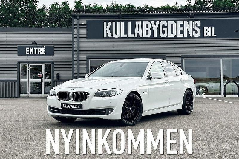 Vit Begagnad 2012 BMW 520 Sedan | 109 000 kr (Marknadspris) - Bild 1/2