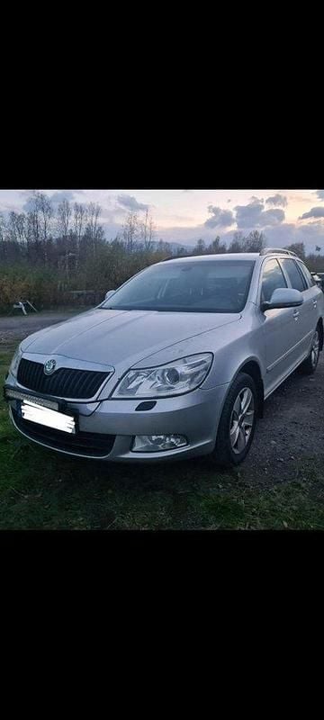 Silver Begagnad 2009 Skoda Octavia Kombi | 55 000 kr (Dyr) - Bild 1/4