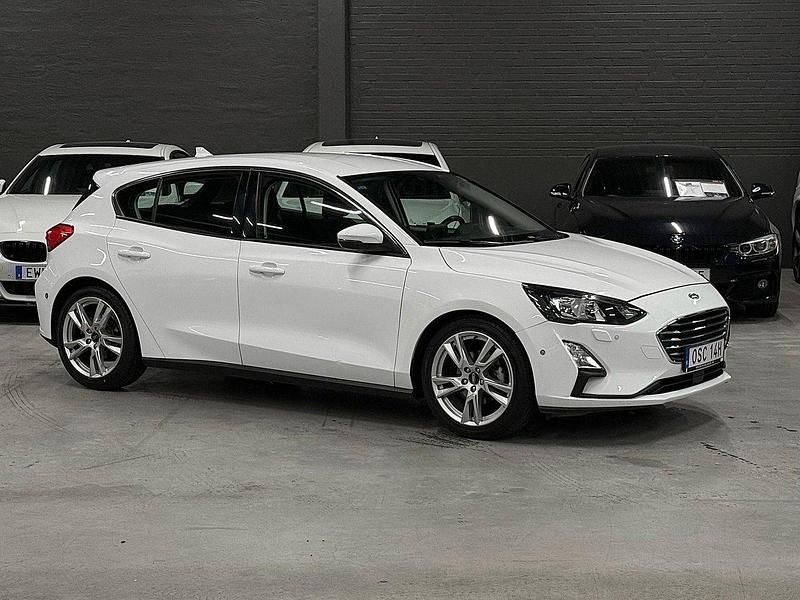 Vit (vit metallic) Begagnad 2020 Ford Focus Titanium Halvkombi | 129 900 kr (Marknadspris) - Bild 1/4