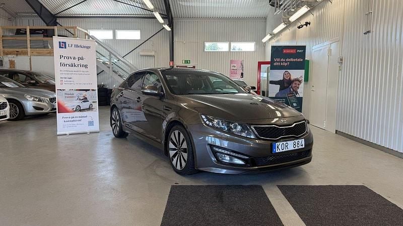 Mörkbrun (brun) Begagnad 2012 Kia Optima Sedan | 119 900 kr (Lite dyr) - Bild 1/4