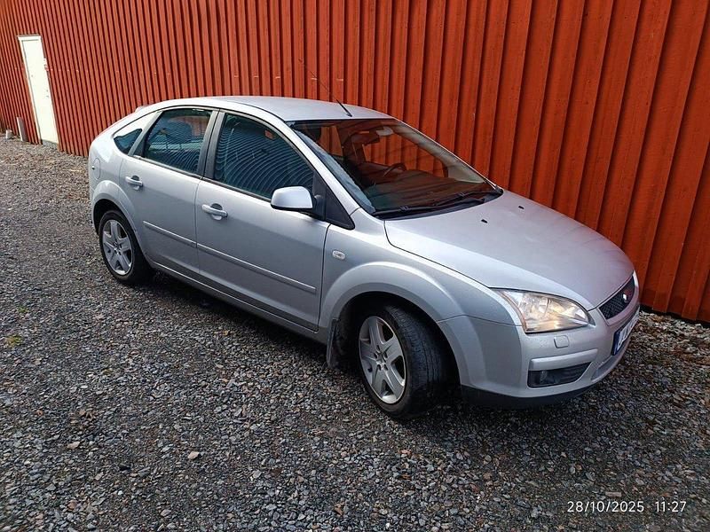 Grå Begagnad 2008 Ford Focus Halvkombi | 12 500 kr (Superpris) - Bild 1/1