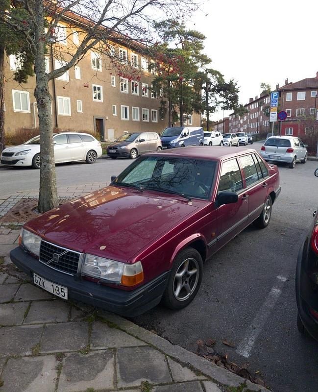 Mörkröd Begagnad 1995 Volvo 940 Sedan | 30 000 kr - Bild 1/4