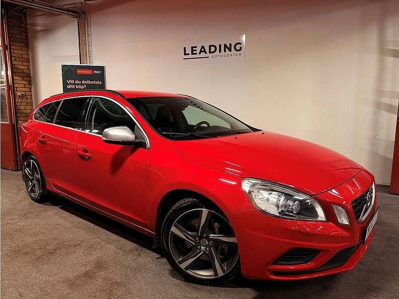 Röd Begagnad 2012 Volvo V60 R-Design Kombi | 119 900 kr (Marknadspris) - Bild 1/4