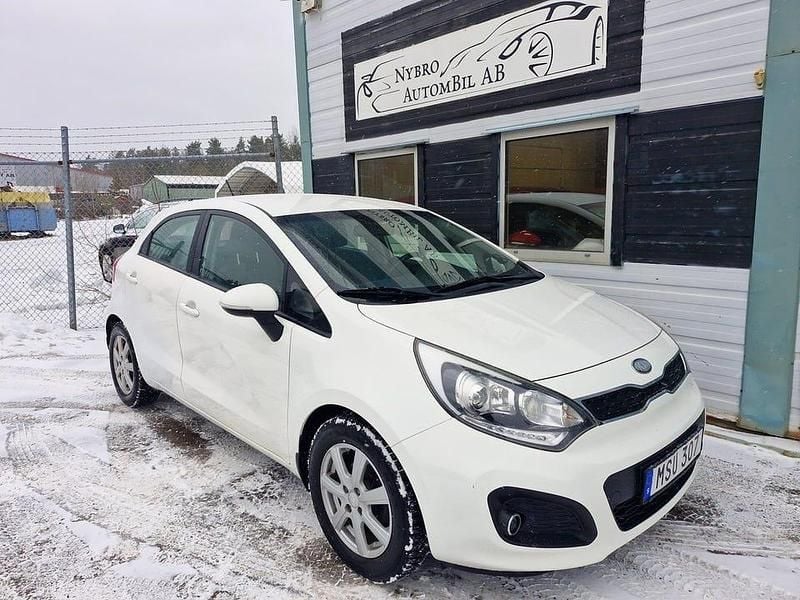 Vit Begagnad 2013 Kia Rio Halvkombi | 59 900 kr (Marknadspris) - Bild 1/4