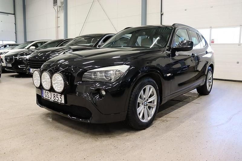 Svart Begagnad 2010 BMW X1 SUV | 59 900 kr (Marknadspris) - Bild 1/4