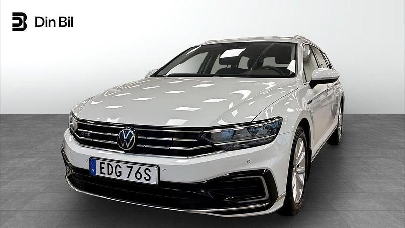 Vit Begagnad 2022 VW Passat GTE Kombi | 244 900 kr (Marknadspris) - Bild 1/4