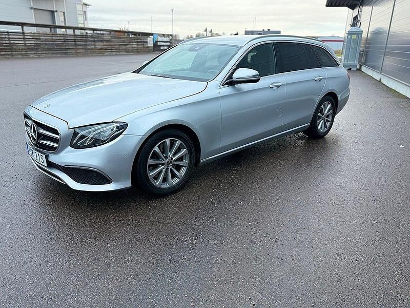 Silver Begagnad 2018 Mercedes E220 Avantgarde Kombi | 270 000 kr (Marknadspris) - Bild 1/4