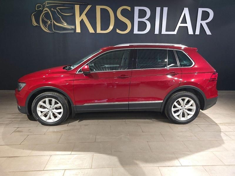 Mörkröd Begagnad 2016 VW Tiguan Executive SUV | 199 800 kr (Dyr) - Bild 1/4