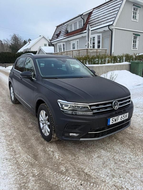 Begagnad VW Tiguan 190 HK (139 kW) 2020 Mattsvart folierad, vit orginal under folie SUV