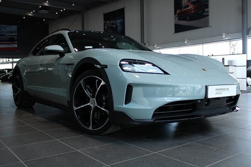 Grön Begagnad 2024 Porsche Taycan Cross Turismo Sedan | 1 295 000 kr - Bild 1/4