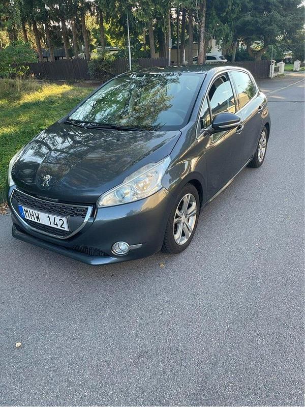 Grå Begagnad 2012 Peugeot 208 Halvkombi | 62 900 kr (Marknadspris) - Bild 1/4