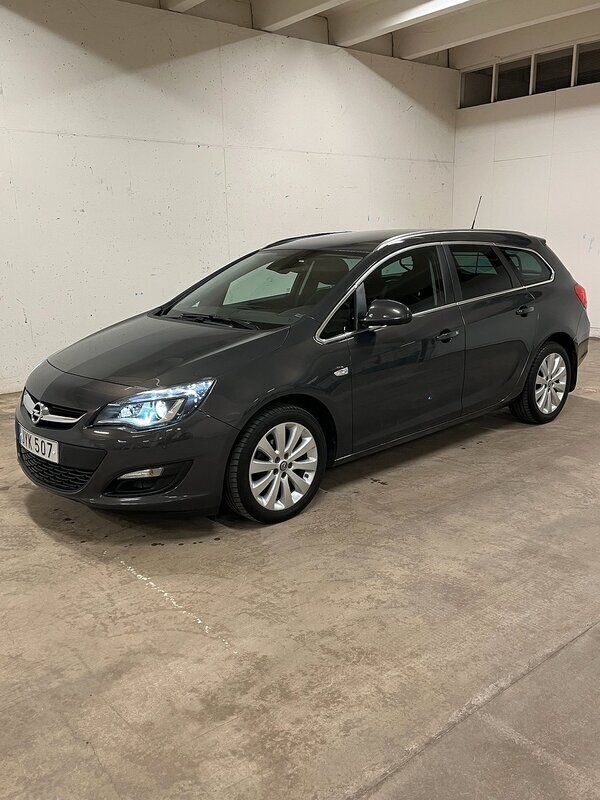 Mörkgrå Begagnad 2015 Opel Astra Enjoy Kombi | 117 900 kr (Marknadspris) - Bild 1/4