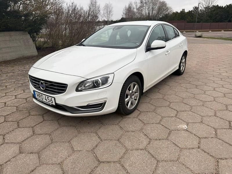 Vit Begagnad 2015 Volvo S60 Summum Sedan | 119 900 kr (Bra pris) - Bild 1/4