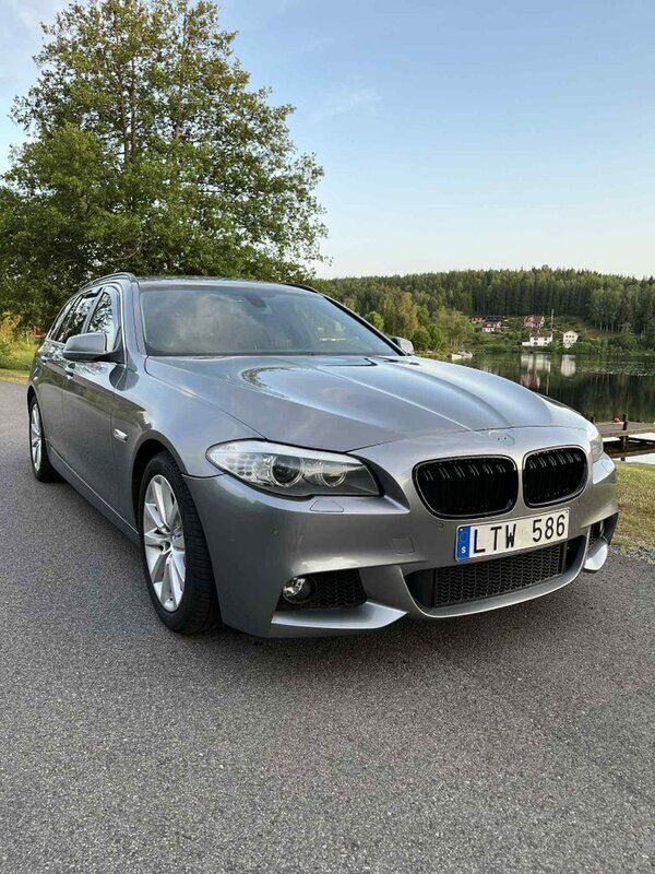 Grå Begagnad 2011 BMW 520 M Sport Kombi | 100 000 kr (Marknadspris) - Bild 1/4