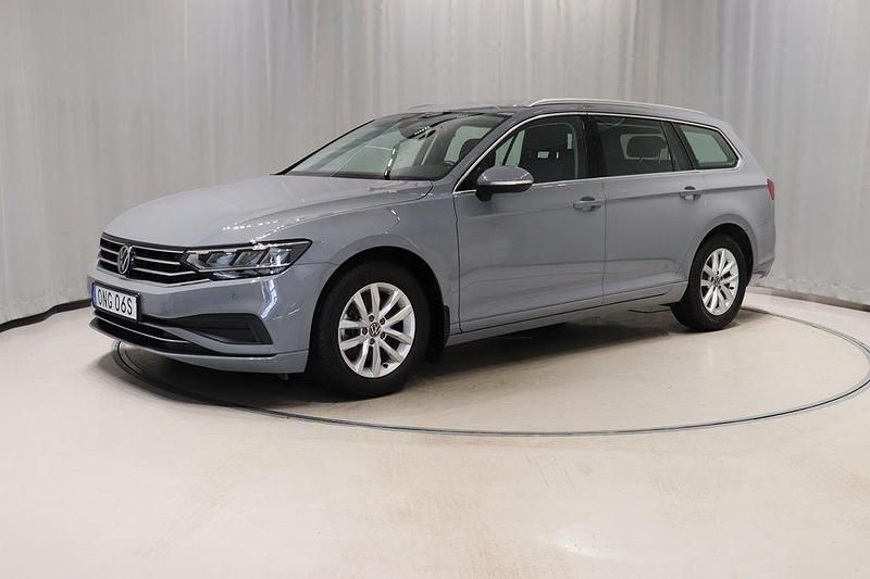 Grå Begagnad 2023 VW Passat Business Kombi | 308 800 kr (Marknadspris) - Bild 1/4