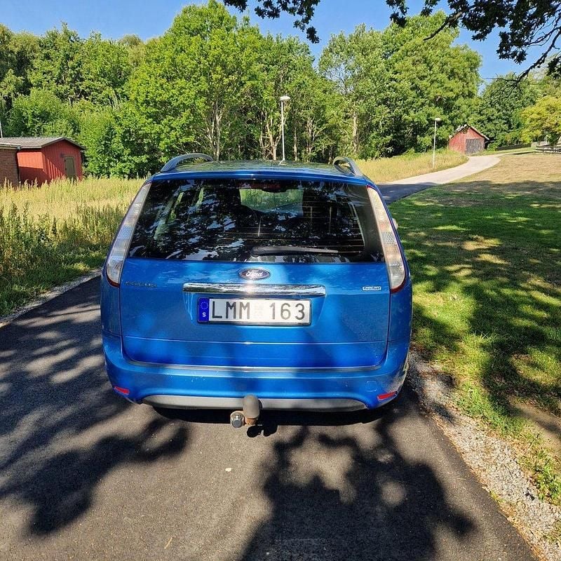 Blå Begagnad 2010 Ford Focus Titanium Kombi | 20 000 kr - Bild 1/4