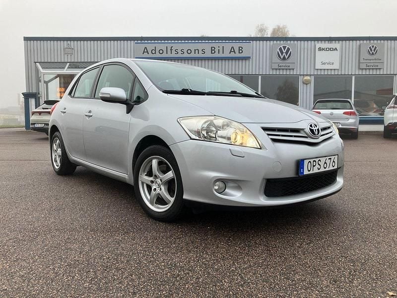 Silver Begagnad 2010 Toyota Auris Halvkombi | 49 000 kr (Marknadspris) - Bild 1/4