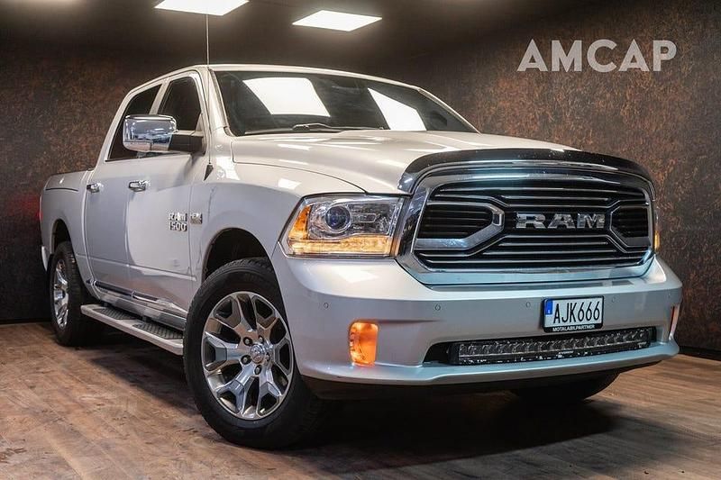 Silver Begagnad 2018 RAM 1500 Pickup | 459 500 kr (Marknadspris) - Bild 1/3
