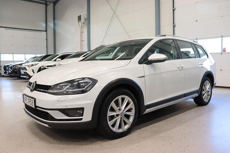 Vit Begagnad 2018 VW Golf Alltrack Kombi | 184 800 kr (Marknadspris) - Bild 1/4