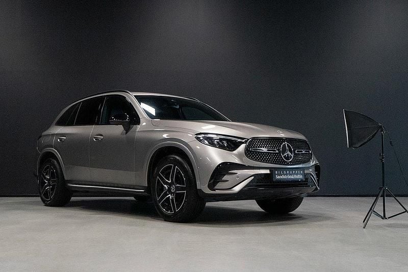 Silver Begagnad 2024 Mercedes GLC300e Advanced Plus SUV | 699 000 kr (Bra pris) - Bild 1/4
