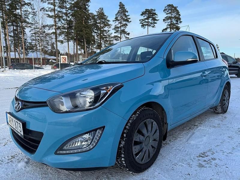 Begagnad Hyundai i20 Premium 84 HK (61 kW) 2014 Blå Halvkombi