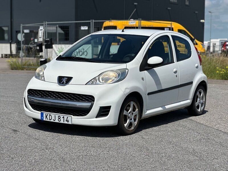 Vit Begagnad 2010 Peugeot 107 Halvkombi | 26 500 kr (Marknadspris) - Bild 1/4
