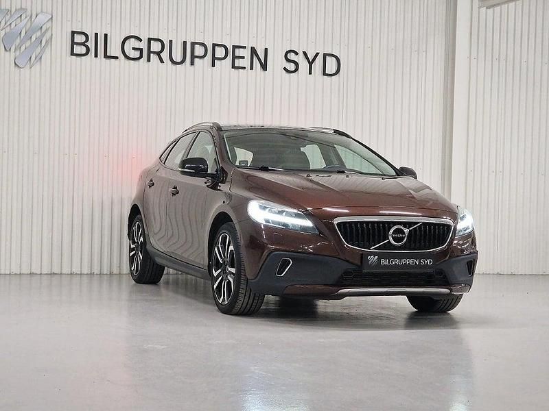 Begagnad Volvo V40 Summum 190 HK (139 kW) 2016 Brun Halvkombi
